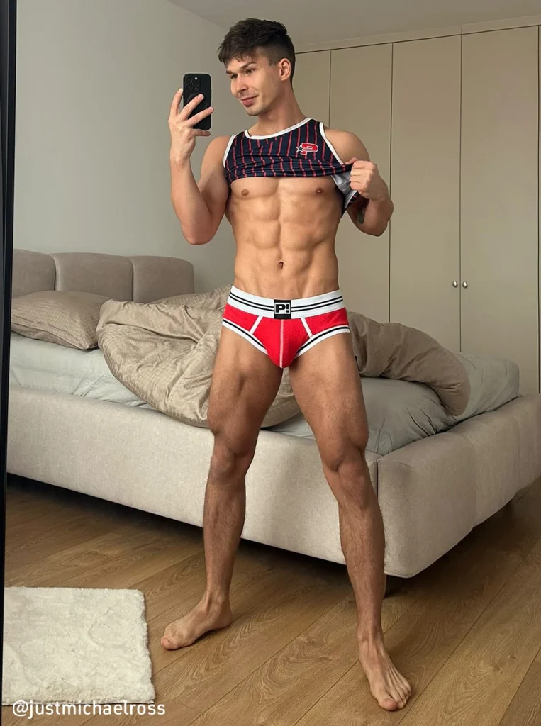 Round2 Red Backless Trunk